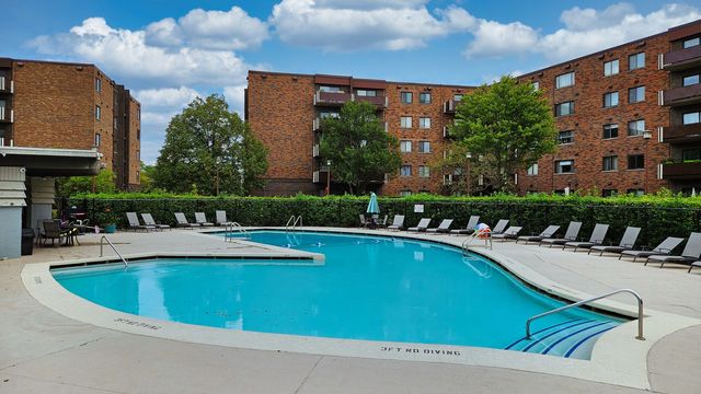 700 Wellington Avenue 207, Elk Grove Village, IL 60007