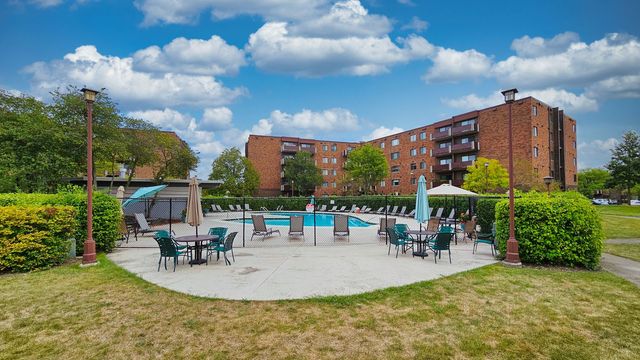 700 Wellington Avenue 207, Elk Grove Village, IL 60007