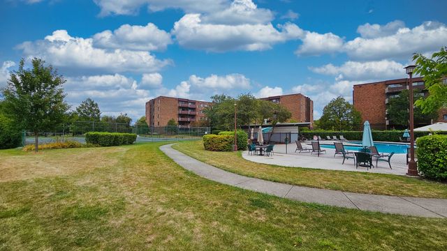 700 Wellington Avenue 207, Elk Grove Village, IL 60007