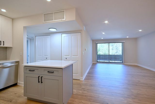 700 Wellington Avenue 207, Elk Grove Village, IL 60007