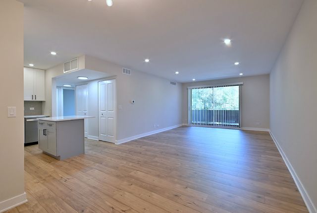 700 Wellington Avenue 207, Elk Grove Village, IL 60007
