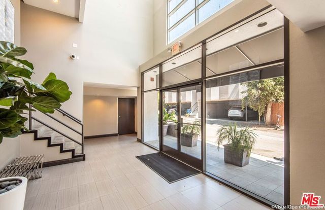 514 S Barrington 103, Los Angeles, CA 90049