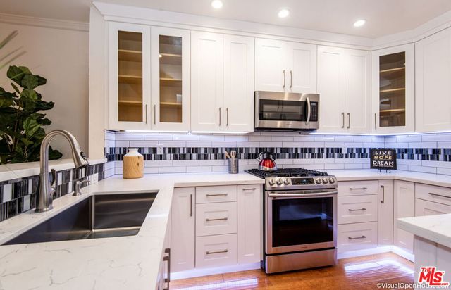 514 S Barrington 103, Los Angeles, CA 90049