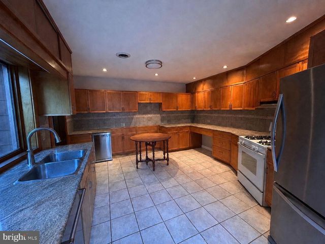8204 BROOKSIDE RD, Elkins Park, PA 19027