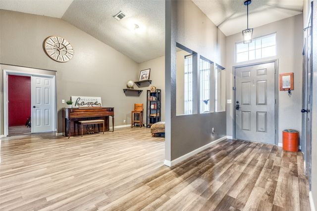 209 Commonwealth Circle, Grand Prairie, TX 75052