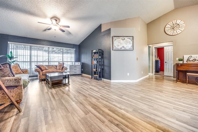 209 Commonwealth Circle, Grand Prairie, TX 75052