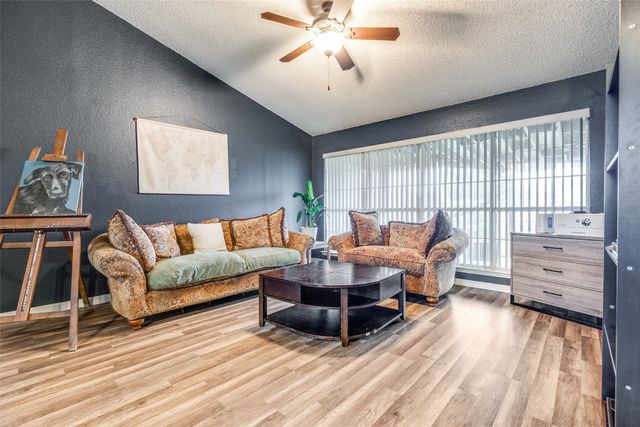209 Commonwealth Circle, Grand Prairie, TX 75052