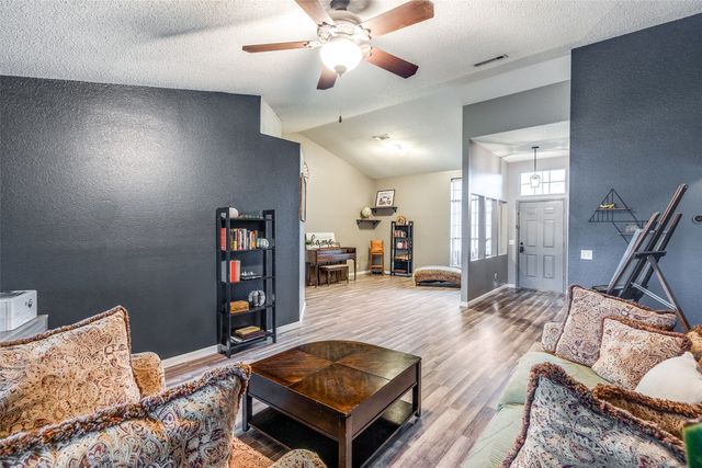 209 Commonwealth Circle, Grand Prairie, TX 75052