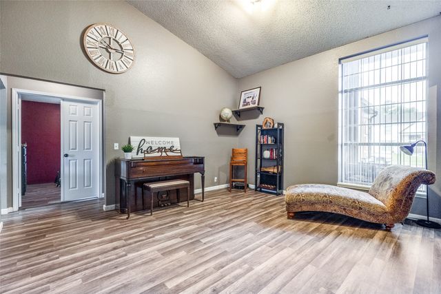 209 Commonwealth Circle, Grand Prairie, TX 75052