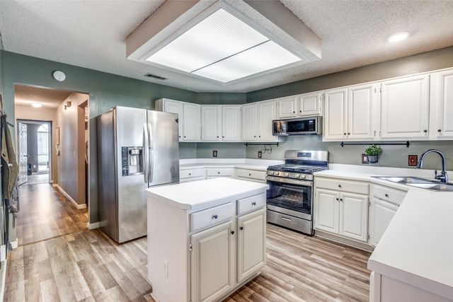 209 Commonwealth Circle, Grand Prairie, TX 75052