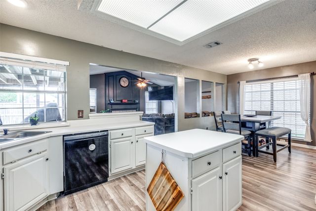 209 Commonwealth Circle, Grand Prairie, TX 75052