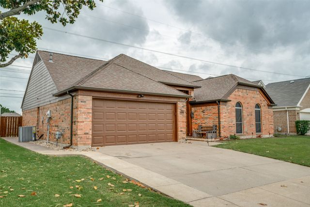 209 Commonwealth Circle, Grand Prairie, TX 75052