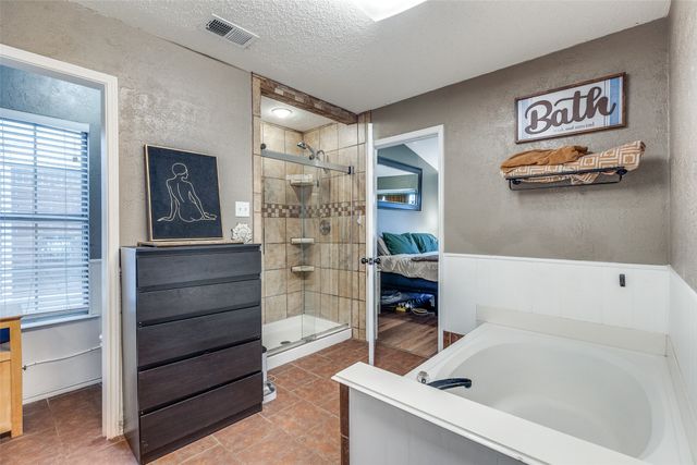 209 Commonwealth Circle, Grand Prairie, TX 75052