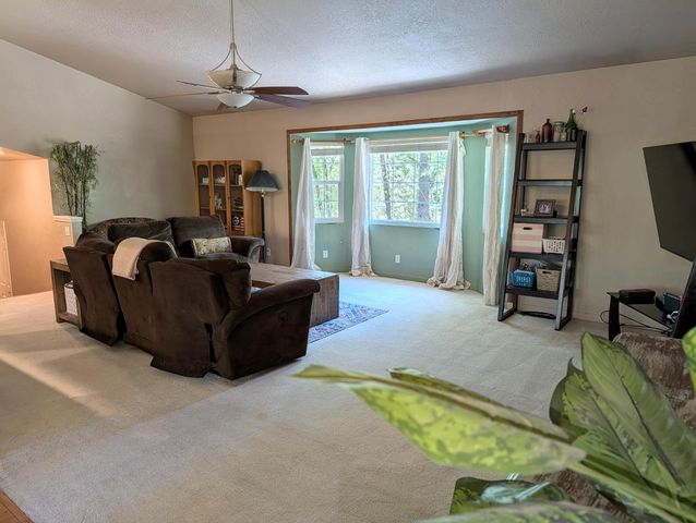 10388 Kenwood Dr, Grass Valley, CA 95949