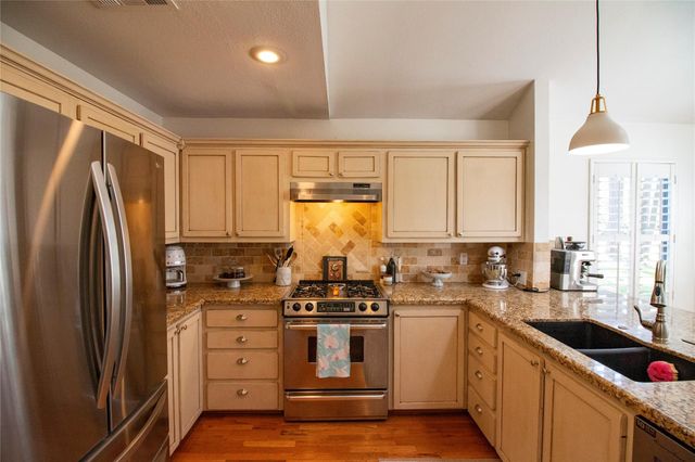 26 Shallow Pond Place, The Woodlands, TX 77381