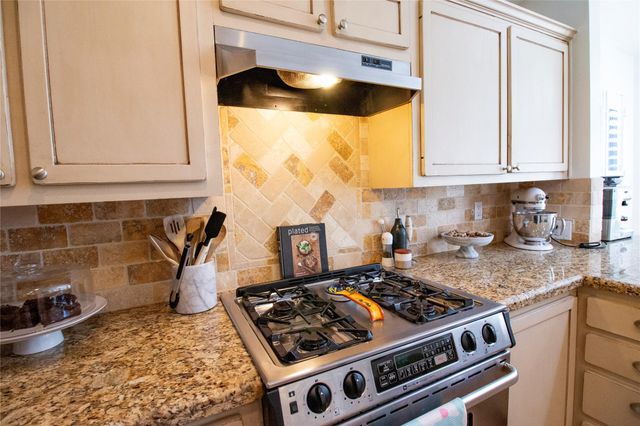 26 Shallow Pond Place, The Woodlands, TX 77381