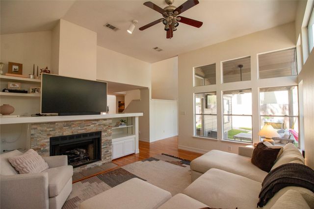 26 Shallow Pond Place, The Woodlands, TX 77381