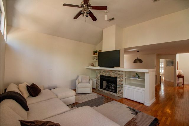 26 Shallow Pond Place, The Woodlands, TX 77381