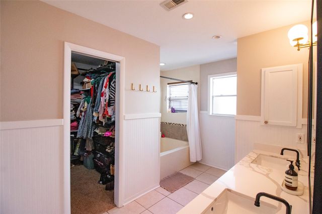 26 Shallow Pond Place, The Woodlands, TX 77381