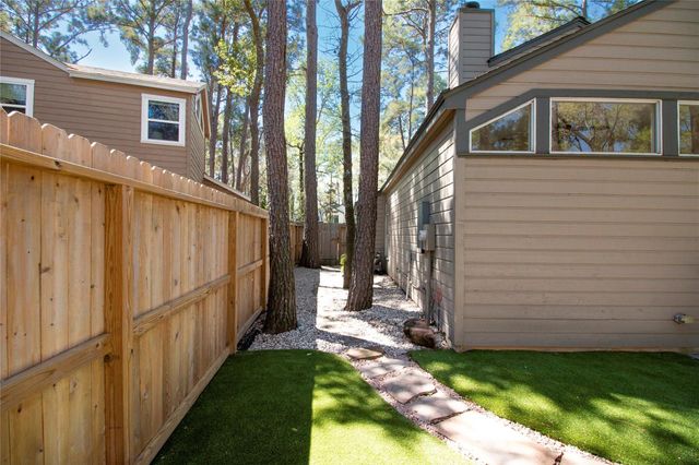 26 Shallow Pond Place, The Woodlands, TX 77381