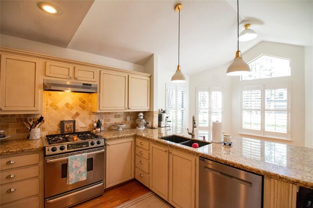 26 Shallow Pond Place, The Woodlands, TX 77381