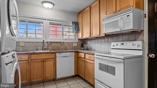 14 HIGH RD, Levittown, PA 19056