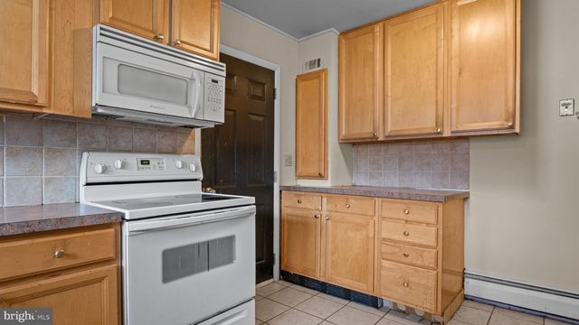 14 HIGH RD, Levittown, PA 19056