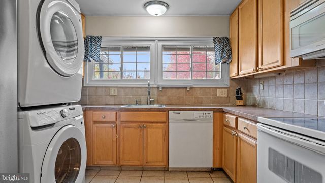 14 HIGH RD, Levittown, PA 19056