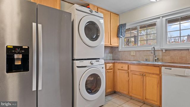 14 HIGH RD, Levittown, PA 19056