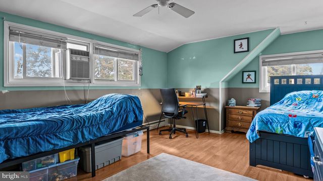 14 HIGH RD, Levittown, PA 19056