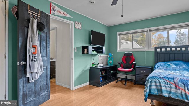 14 HIGH RD, Levittown, PA 19056