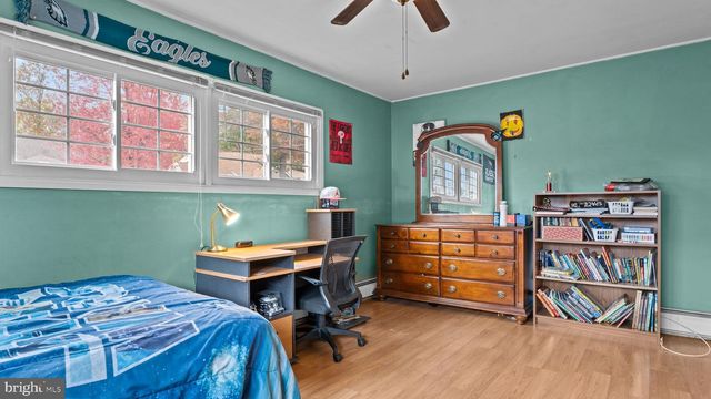 14 HIGH RD, Levittown, PA 19056