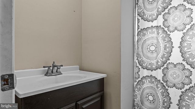 14 HIGH RD, Levittown, PA 19056