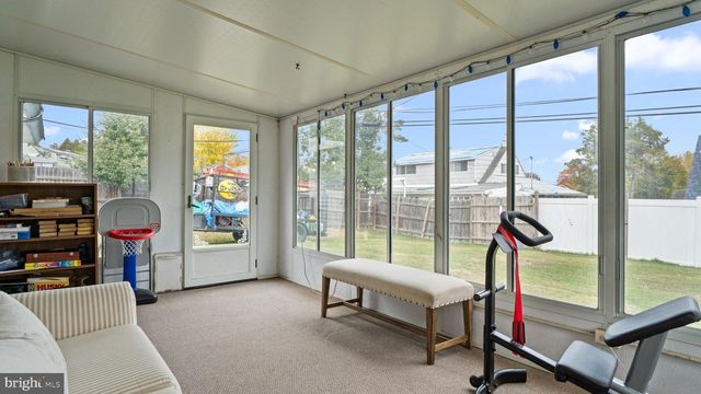 14 HIGH RD, Levittown, PA 19056