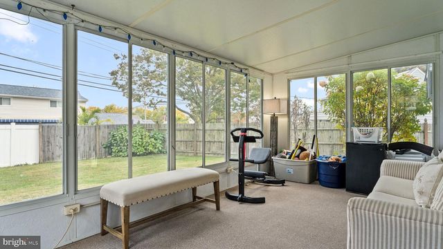 14 HIGH RD, Levittown, PA 19056