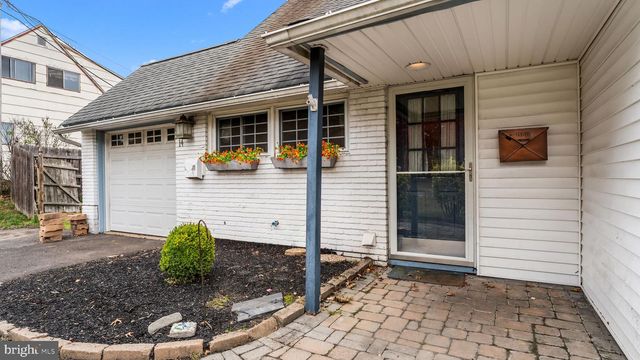 14 HIGH RD, Levittown, PA 19056