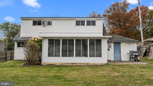 14 HIGH RD, Levittown, PA 19056