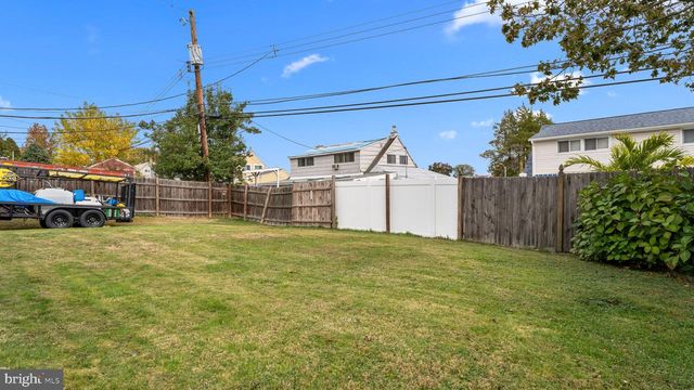 14 HIGH RD, Levittown, PA 19056
