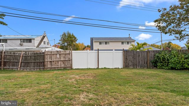14 HIGH RD, Levittown, PA 19056