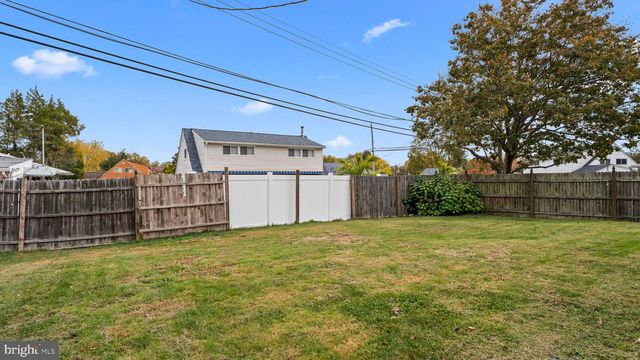 14 HIGH RD, Levittown, PA 19056
