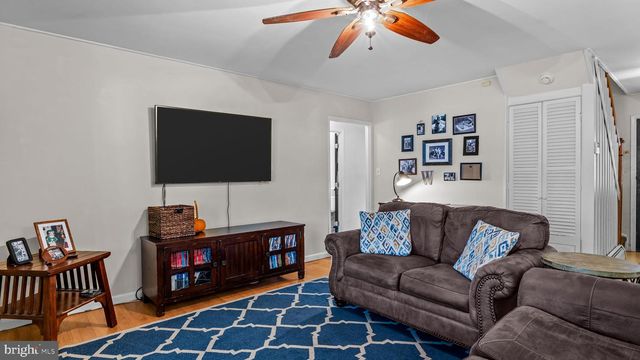 14 HIGH RD, Levittown, PA 19056