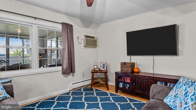 14 HIGH RD, Levittown, PA 19056