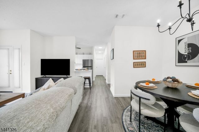 409 Brittany Dr 409, Wayne Twp., NJ 07470