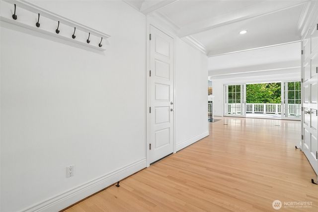 8975 NE 10th Street, Bellevue, WA 98004