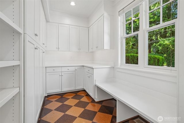 8975 NE 10th Street, Bellevue, WA 98004