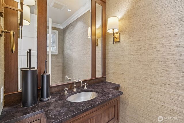 8975 NE 10th Street, Bellevue, WA 98004