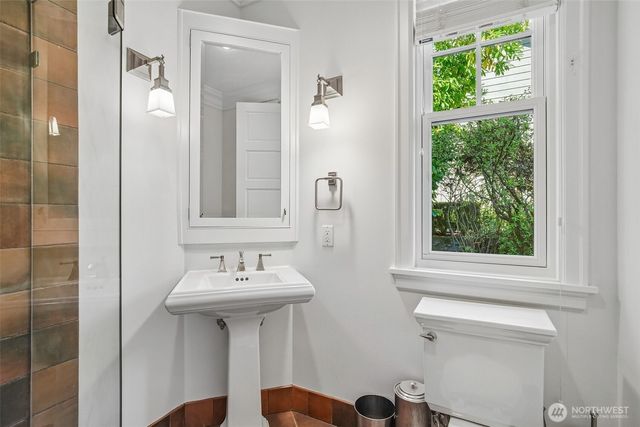 8975 NE 10th Street, Bellevue, WA 98004