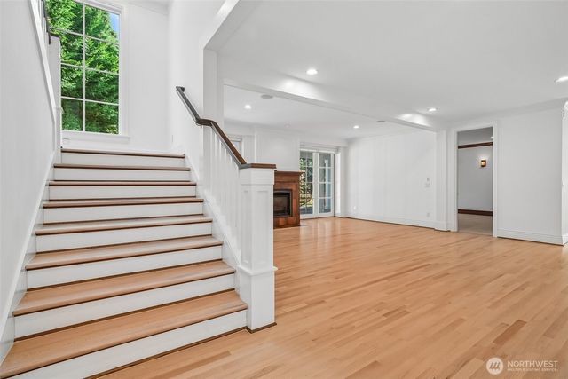 8975 NE 10th Street, Bellevue, WA 98004