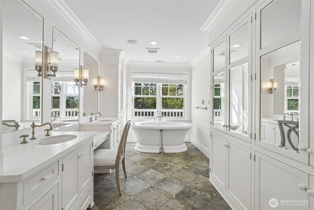8975 NE 10th Street, Bellevue, WA 98004