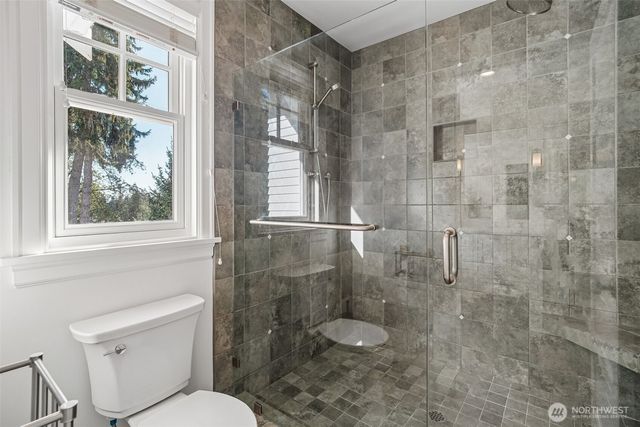 8975 NE 10th Street, Bellevue, WA 98004